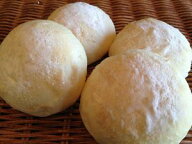 【白パン】ふわふわやわらかな食パン生地のロールパン(1袋4個入り)