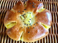 【スイートポテトパン】スイートポテトを入れて焼き上げた菓子パン