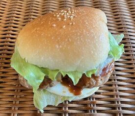 【とろ〜りたまごの照り焼きバーガー】半熟のたまごがとろ〜と口に広がるハンバーガー
