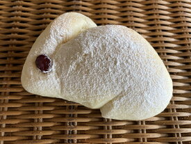 【ウサギのいちごジャムパン】いちごジャムを白パンで包み込んだウサギ型パン