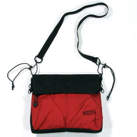 KEEN キーン ハーベスト マテリアル マルチウェイ サコッシュ II HARVEST MATERIAL MULTIWAY SACOCHE II レッド ブラック RED / BLACK サコッシュ バッグ 3WAY ショルダーバッグ メンズ レディース アウトドア フェス キャンプ 撥水 軽量 オールジェンダー