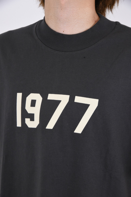 FOG ESSENTIALS エフオージー エッセンシャルズ フォグ 1977 SS T-SHIRT メンズ レディース Tシャツ クルーネック 半袖  ロゴ ジェリー・ロレンゾ Fear of God フィアオブゴッド Pacsun パクサン アメリカ カリフォルニア S-XL | 
