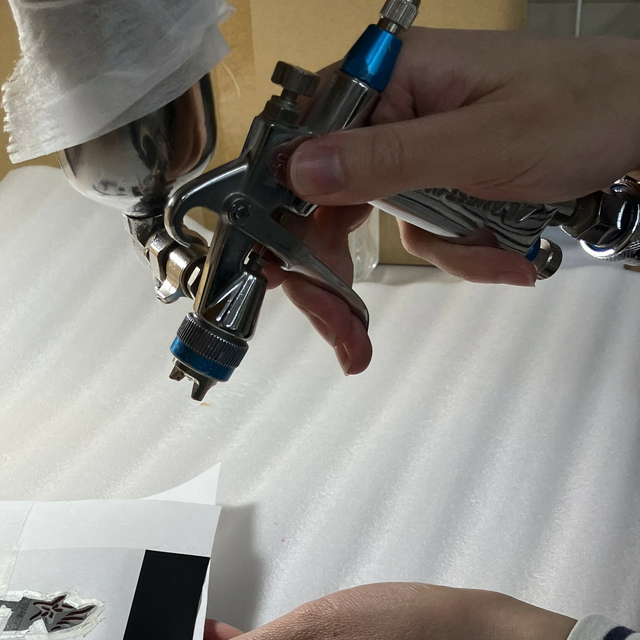 ガラス表札の文字や模様に色を入れている作業風景