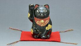 京焼/清水焼 陶器 置物 招き猫・松竹梅（黒）（敷物付） Kyo-yaki. Japanese ceramic ornament. Beckoning cat black. Fortune manekineko.