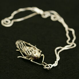 シルバーネックレス(ペンダントトップ付き)「蝉」銀で精巧に作られたセミのペンダントネックレス。ガーネット(柘榴石)付きネックレストップ、シルバーチェーン付き