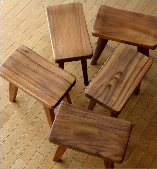 ウッドスツール 無垢 木製スツール 木製椅子 玄関椅子 いす 天然木スツール デザインチェアー シンプル モダン コンパクト おしゃれ 木のスツール  北欧 ナチュラル アジアン家具 ウッドスツール カーブ | ギギｌｉｖｉｎｇ