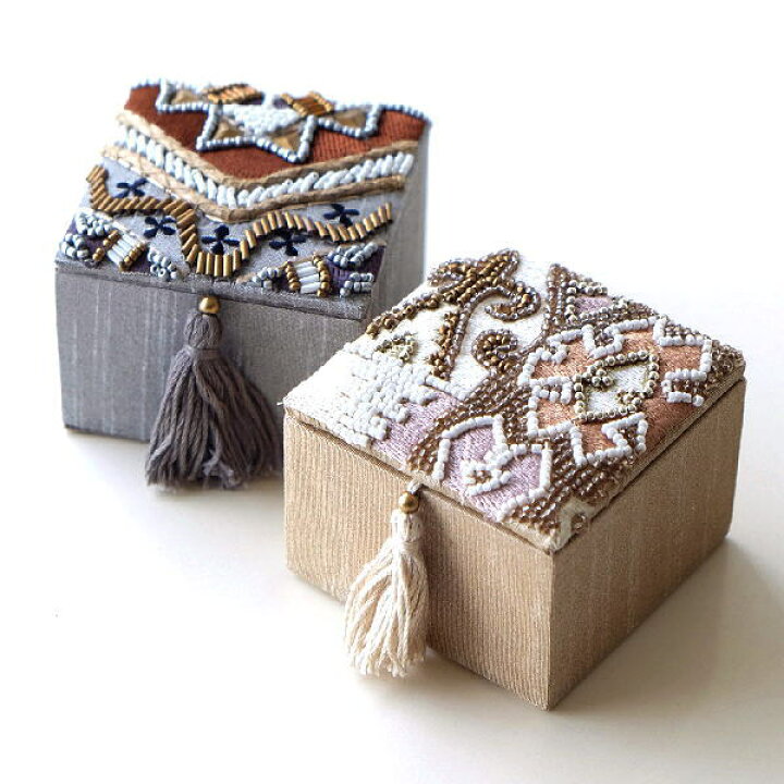 楽天市場 小物入れ アクセサリーケース ふた付き 刺繍 ビーズ かわいい おしゃれ タッセル エレガント 四角 小箱 ミニケース 小物ケース アクセサリーボックス ジュエリーケース ビーズ刺繍スクエアミニボックス2タイプ ギギｌｉｖｉｎｇ