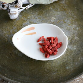 【クーポン配布中】かわいいうさぎ 豆皿 10cm//美濃焼 和食器 お皿 兎 卯 アニマル 動物 どうぶつ おしゃれ 和風 醤油皿 和カフェ カフェ食器 贈り物 菓子皿 小さい皿 皿 食器 副菜皿 キッチン雑貨 台所用品 安い お得 お買い得 マメ ミニプレート プチ