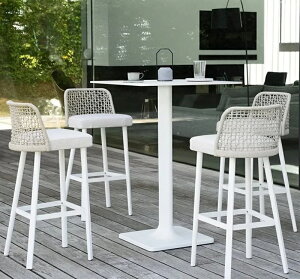 B̃JE^[֎qƋW[K[f̃e[u4֎qhĂh~̔wق̈֎qo[̋r̍֎q