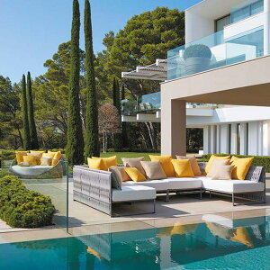 A~ٕ҂݂̃\t@[Oʑzeh̔oRj[K[f̉O̊Oɕׂ܂\t@[̍