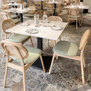 Vvɕ҂܂ꂽق̃JV\t@[~NeB[̃fU[g̋iXCނ̔wق̈֎q̃Xg̃JWAȃe[uƈ֎q̑gݍ킹ł