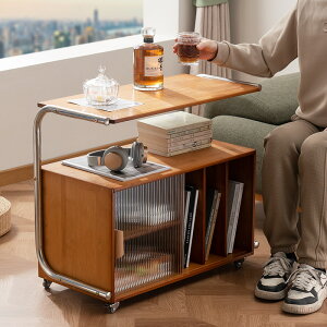 ړ邱Ƃł\t@̒[̉e[ũTCh{[h̒̌ÕȑԋqԂ̃TCh{[h̏ȃe[uQ̃TChe[u