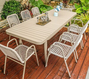 k̃AEghA[vٕ҂݂̈֎qỎO̕ʑƂ̃JWAȃVvȊÕe[uƈ֎q̑gݍ킹łB