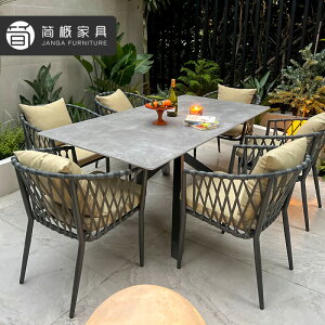 ヴィラガーデン庭のテーブルと椅子屋外の雨よけ岩盤の食事のテーブルと椅子ホテル民宿のテラスのテーブルと椅子の組み合わせです