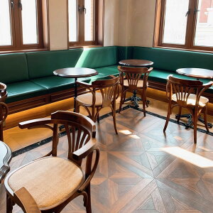 アメリカのレトロな無垢材のダイニングチェアカフェレストランレストラン業務用の小さな四角いテーブルフランス料理店のテーブルと椅子の組み合わせです
