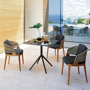 屋外のバルコニー庭籐編みのテーブルと椅子オフィスビルの応接室の組み合わせ屋外のレストランレジャー無垢材の小さな振り子の椅子です