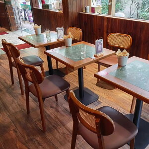 AJgȃJtFCނ̃e[uƈ֎q̑gݍ킹~NeB[XC[cXe[uXg֎q