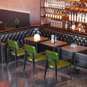 gȃo[̃e[uƈ֎q̑gݍ킹̃XgƃJtF̖Cނ̃e[u̎Hƕ̃J[h̍̃\t@