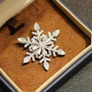 ブローチ レディース 女性用 回転式 雪の結晶 ラッキーアイテム 普段使い オフィス 個性的 軽やか 高級感 銅製 フラワー 花モチーフ 電気メッキ加工 シルバー 秋冬 ファッション 通勤 装飾