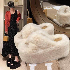 スリッパ レディース 厚底 プラットフォーム ラウンドトゥ クロスバンド ルームシューズ 室内履き 暖かい ふわふわ もこもこ フェイクファー 冬用 防寒 あったか おしゃれ カジュアル