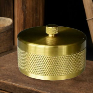 灰皿 真鍮製 純真鍮 ソリッドブラス 車載用 網目模様 モダン 高級感 軽量 コンパクト 携帯用 蓋付き リビング オフィス デスク 室内 屋外 インテリア 贈り物