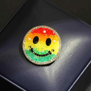 ブローチ ユニセックス ハンドメイド 手作り ビーズ レインボー 虹色 スマイル 笑顔 キャラクター かわいい 丸型 円形 人工クリスタル 電気メッキ加工 ファッション小物 アクセサリー カジ