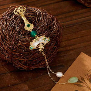 ブローチ レディース 女性用 新中華風 レトロモダン エレガント 天然貝殻 竹葉 扇子モチーフ 淡水パール 翡翠風 タッセルチャーム チャイナドレス 襟飾り 銅製 U字型 秋冬 装飾品 プレゼント