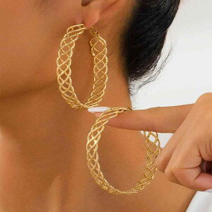 ピアス レディース 大ぶり フープ ゴールド 個性的 透かし彫り 欧米風 エレガント 上品 シンプル メタル 万能 小顔効果 合金製 耳飾り 大人クール