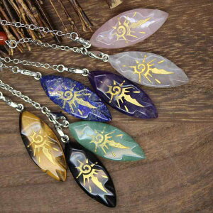 ペンデュラム 天然石 水晶 幾何学デザイン 太陽モチーフ 振り子 アメジスト ローズクォーツ クリアクォーツ ラピスラズリ タイガーアイ 占い ヒーリング スピリチュアル お守り 研磨加工(x2)