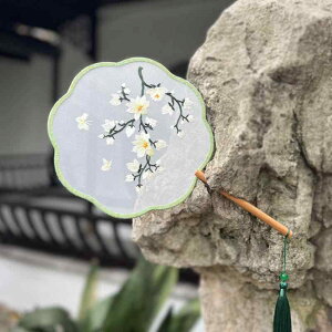 うちわ 団扇 刺繍 両面刺繍 蘇州刺繍 中国風 古典柄 レトロ 絹 シルク製 木製 円形 舞踊用 舞台 観賞用 飾り 上品 高級感