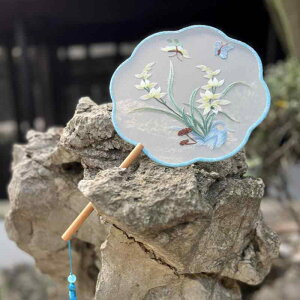 うちわ 団扇 舞踊用 クラシックダンス 両面刺繍 絹 シルク製 手作り 和風 古典風 刺しゅう 飾り 丸型 木製骨組み 華やか 新中式 伝統工芸品 インテリア 小道具