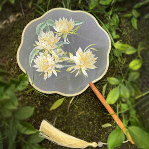 うちわ 丸型 刺繍 両面刺繍 花柄 古典舞踊 ダンス 舞台 イベント 発表会 新中華風 手作り 木製フレーム 装飾 インテリア