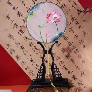 うちわ 工芸 両面刺繍 団扇 中国風 古風 新中式 絹 シルク 竹製 丸型 和装小物 普段使い 夏用 涼しい 飾り 伝統美 手作り 花柄 優雅なデザイン