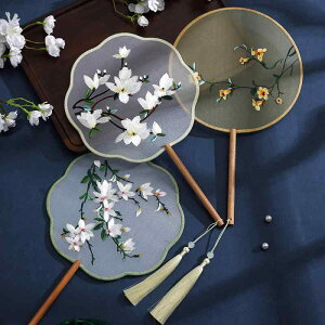 うちわ 団扇 レディース キッズ 中国風 両面刺繍 蘇州刺繍 絹製 木製 古風 漢服 チャイナドレス 時代衣装 ダンス 舞踊 夏 普段使い イベント 舞台 撮影 和装 小道具