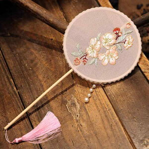 うちわ レディース ロング 円形 団扇 レトロ風 クラシック エレガント パール タッセル 刺繍 八重花柄 和風 踊り 舞扇 浴衣 着物 和装小物 宮廷扇