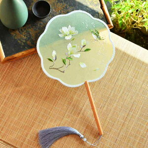 うちわ 宮扇 団扇 両面刺繍 蘇州刺繍 撮影小物 撮影用 舞踊用 ダンス用 チャイナドレス 漢服 和装小物 中国風 和風 レトロ 上品 エレガント 白木蓮柄 綾絹素材