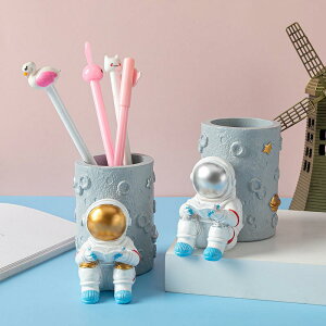 ペン立て 宇宙飛行士 アストロノーツ 卓上収納 デスクオーガナイザー 樹脂製 レジン製 小物入れ インテリア 置物 オフィス 書斎 デスク飾り ユニーク おしゃれ かわいい ギフト プレゼント