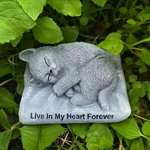 ペット 置物 樹脂製 猫 オブジェ 墓石 メモリアルストーン ガーデンオーナメント 庭園 屋外 室内装飾 動物 供養 癒やし かわいい フィギュア