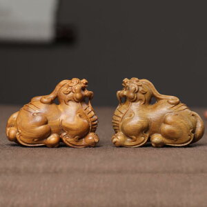 置物 緑檀 木彫り 座り貔貅 一対 卓上飾り 精巧な彫刻 モダン中華風 インテリア 美術工芸品 金運 縁起物 魔除け 開運 財運 玄関 リビング 書斎 コレクション