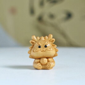 置物 崖柏 木彫り 無垢材 天然木 龍 赤ちゃん 干支 辰 かわいい カートゥーン風 ユニーク デザイン 縁起物 開運 幸運 風水 ミニチュア 小型 手のひらサイズ 卓上 デスクトップ インテリア 飾り