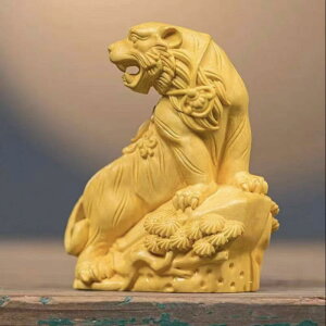 木彫り置物 崖柏木 無垢材 虎 猛虎 山登り 躍動感 虎の頭 威厳 精密彫刻 インテリア 玄関 リビング 書斎 風水 縁起物 飾り