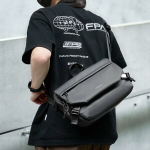 バッグ メンズ 男性用 ブラック 軽量 防水 PVC 通気性 耐久性 多機能 11インチPC収納 サイクリング 普段使い デイリーユース メッセンジャーバッグ 斜め掛けバッグ ワンショルダーバッグ