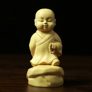 木彫り 小坊主 お坊さん ツゲ材 天然木 置物 飾り物 フィギュア 車内アクセサリー カーインテリア リビング 書斎 玄関 デスク 瞑想 癒し 禅 中国風 丸彫り 手磨き インテリア雑貨