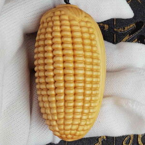木彫り 黄楊 ツゲ 天然木 細密彫刻 手彫り 皮付き とうもろこし リアル 握り物 飾り物 開運 縁起物 車内装飾 カーアクセサリー デスク用 置物