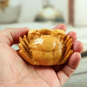 工芸品 黄楊木 彫刻 カニ 掌置物 茶寵 デスクトップ オブジェ 手彫り 細密彫刻 天然木 縁起物 開運 財運 金運 ラッキーアイテム 中華風 インテリア プレゼント