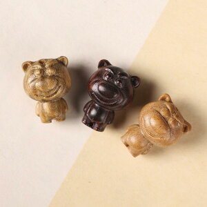 ブレスレット ミニ クマ 木製 ビーズ 紫檀 サンダルウッド 赤紐 チャーム ペンダント かわいい カジュアル 普段使い アクセサリー 装飾品 遊び心