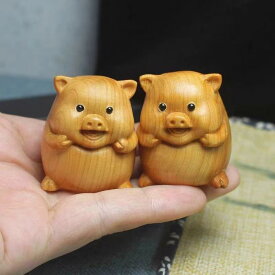 置物 柏木製 彫刻 干支 豚 かわいい 幸運 縁起物 手のひらサイズ ミニ インテリア 卓上 リビング 玄関 オフィス 茶寵 茶道具 開運 招福
