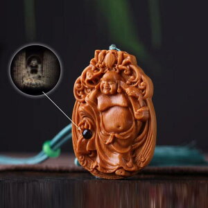 吊り下げ飾り 白檀 木彫り 笑い弥勒 足るを知る 無事牌 木製プレート 無垢材 香木 工芸品 タッセル 開運 縁起物 お守り 和風 インテリア 瞑想 癒し グッズ ミニサイズ