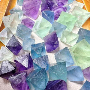 フローライト 原石 八面体 単結晶 天然石 パワーストーン ブレスレット ハンドメイド アクセサリーパーツ 置き物 インテリア コレクション 青色 緑色 紫色 マルチカラー 癒し