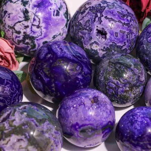 水晶玉 天然水晶 水草瑪瑙 モスアゲート アメジスト 紫水晶 インテリア 置物 部屋飾り 癒し ヒーリング 風水 パワーストーン 瞑想 デスク リビング 玄関 丸玉 クリスタル オーナメント 緑 パ